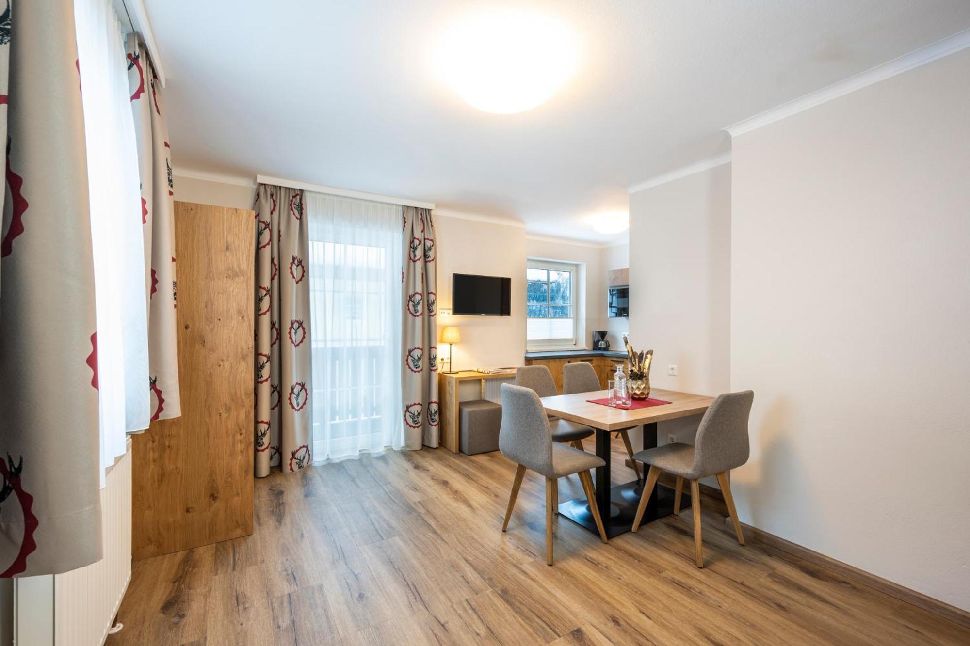 Ferienhotel Gasthof Zur Post ウンタータウエルン 部屋 写真